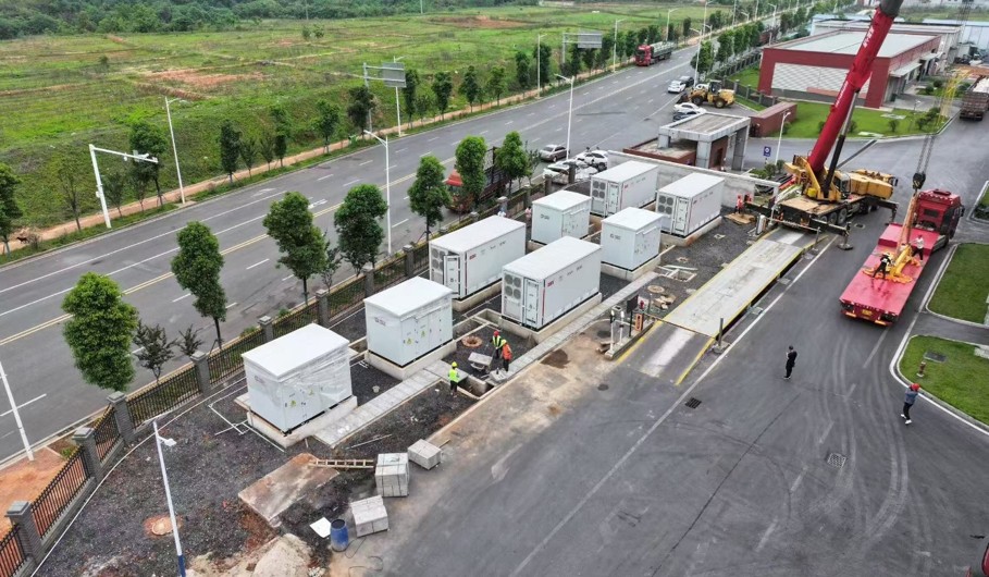 Overzicht van de grootschalige energieopslagcontainers bij het Angile Energy project in Changsha