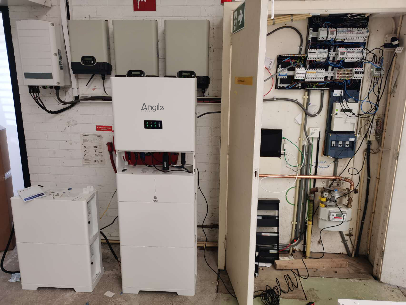 Installatie van een slim AIoT-thuisbatterijsysteem in een Nederlandse woning in 2025 voor duurzame energieopslag